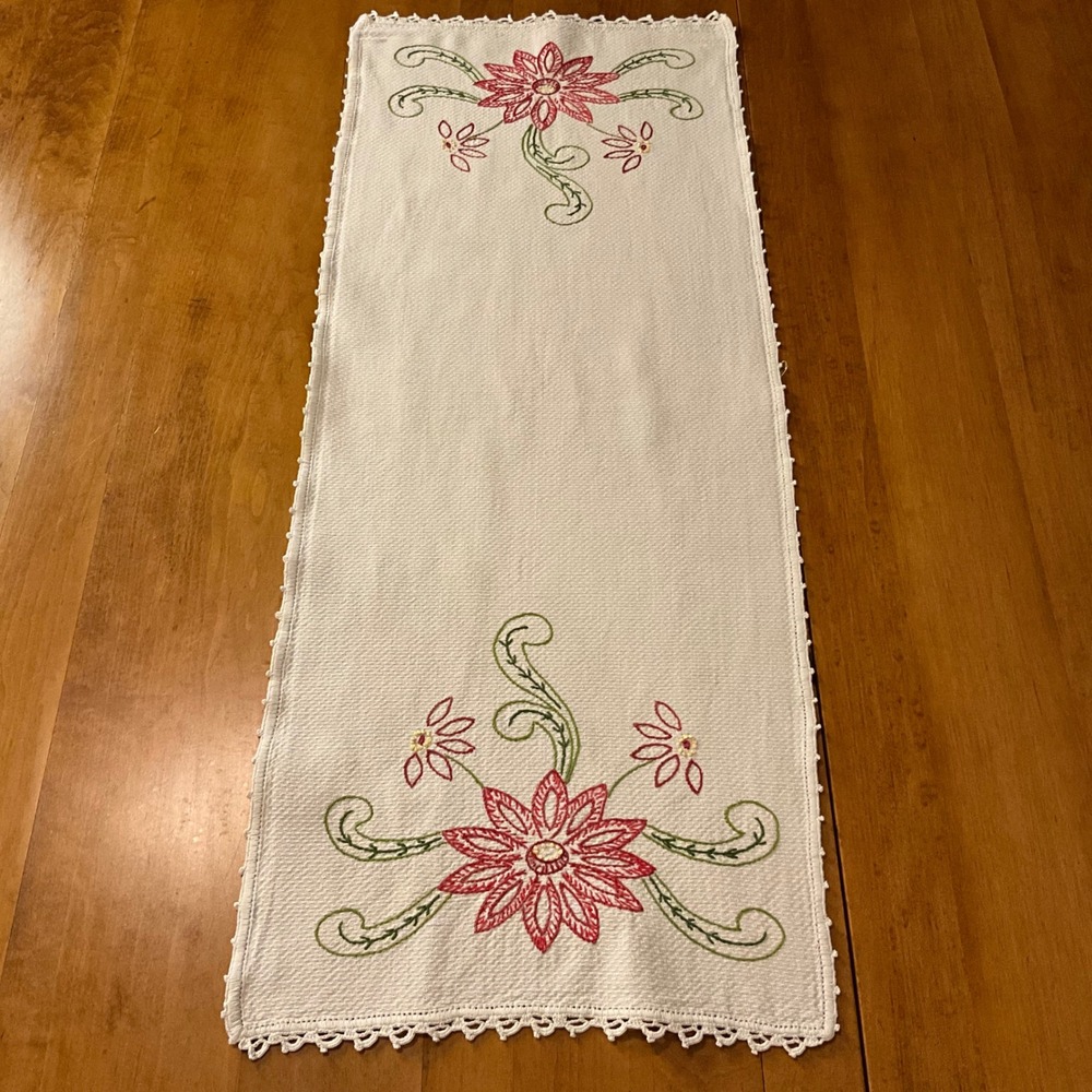 Vintage Embroidered Table Runner White‎ Red Floral Crochet Edge Kitchen Dining